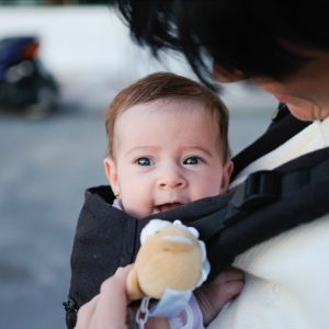 Baby in draagzak - Van de Kamp & Lolkema