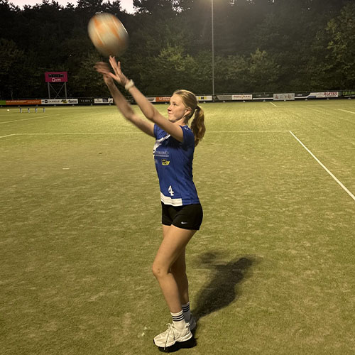 Marieke over haar revalidatie: ‘Ik kijk ernaar uit om weer volle bak te gaan korfballen’